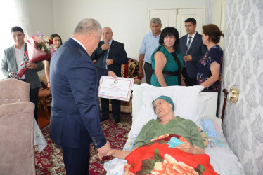 Rayon rəhbəri 85 yaşlı şəhid anası Qənirə Məmmədovanı ad günü münasibəti ilə təbrik edib