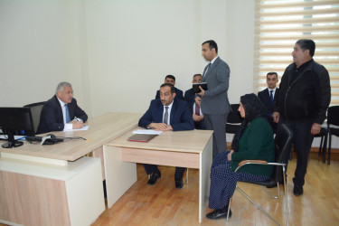 Rayon rəhbəri vətəndaş müraciətlərini dinləyib