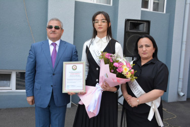 Rayon rəhbəri yekun attestasiya imtahanında yüksək bal toplayan məzunları təltif edib