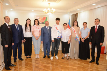 Rayon rəhbəri “Konstitusiya və Suverenlik İli” çərçivəsində  bu il ali məktəbə qəbul olan və birinci sinfə gedən şəhid övladları ilə görüşüb