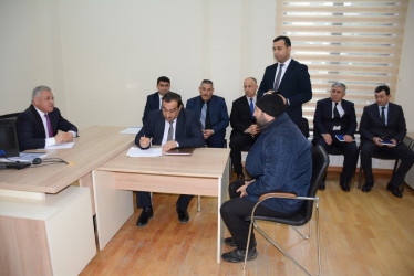 Rayon rəhbəri vətəndaş müraciətlərini dinləyib