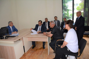 Rayon rəhbəri vətəndaş müraciətlərini dinləyib