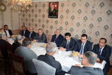 Rayon rəhbəri “Konstitusiya və Suverenlik İli” çərçivəsində Ələsgərli və Sarıcalı kəndindən olan şəhid ailələri və qazilərlə görüş keçirib