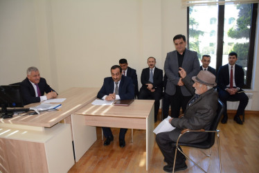 Rayon rəhbəri vətəndaş müraciətlərini dinləyib