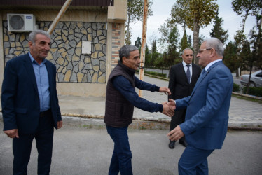 Rayon rəhbəri 27 sentyabr-Anım Gününün beşinci ildönümü ilə əlaqədar 3-cü dərəcəli “Vətənə xidmətə görə” ordenli şəhid Emin Abbaszadənin ailə üzvləri ilə birlikdə onun adını daşıyan küçədə aparılan əsaslı təmir işləri ilə tanış olublar
