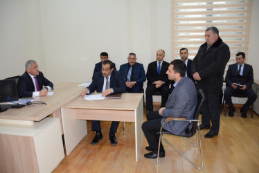 Rayon rəhbəri vətəndaş müraciətlərini dinləyib