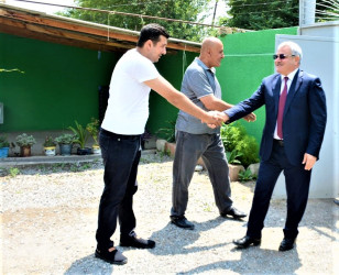 Rayon rəhbəri “Konstitusiya və Suverenlik İli” çərçivəsində Birinci Qarabağ müharibəsi əlili Rasim Həsənovun ailəsini ziyarət edib