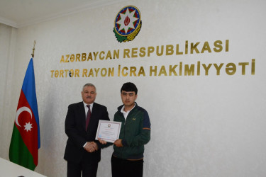 Rayon rəhbəri  məktəbliləri təltif edib