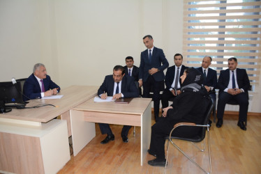 Rayon rəhbəri vətəndaş müraciətlərini dinləyib