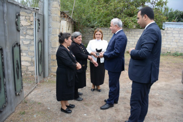 Rayon rəhbəri “Konstitusiya və Suverenlik İli” çərçivəsində Hüsənli kəndindən olan şəhid ailələri ilə görüş keçirib