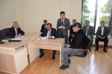 Rayon rəhbəri vətəndaş müraciətlərini dinləyib