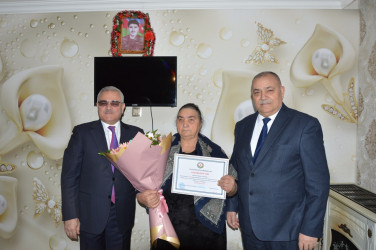İcra başçısı şəhid anası Dürnisə Rəhimovanı 75 illik yubileyi münasibəti ilə təbrik edib