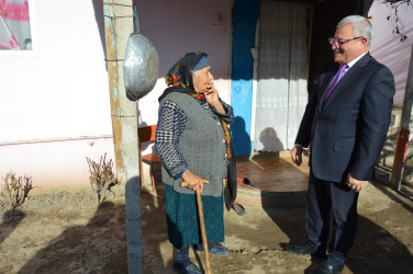 İcra başçısı şəhid anası Ağayeva Qəmzəni 90 illik yubileyi münasibəti ilə təbrik edib
