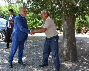 Rayon rəhbəri “Konstitusiya və Suverenlik İli” çərçivəsində Vətən müharibəsinin 3-cu dərəcəli əlili Ümid Müzəffərlinin ailəsini ziyarət edib