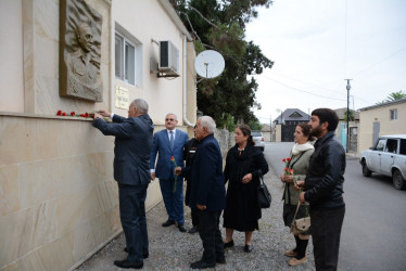 Rayon rəhbəri 27 sentyabr-Anım Gününün beşinci ildönümü ilə əlaqədar 3-cü dərəcəli “Vətənə xidmətə görə” ordenli şəhid Rəşad Vəlizadənin ailə üzvləri ilə birlikdə onun adını daşıyan küçədə aparılan əsaslı təmir işləri ilə tanış olublar