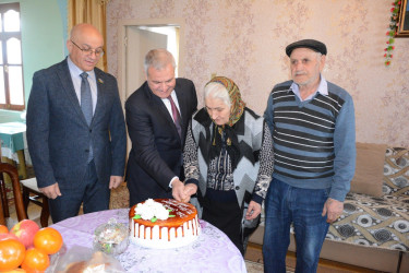 İcra başçısı Milli Məclisin deputatı ilə birlikdə şəhid anası Sitarə Əzizovanı 70 illik yubileyi münasibəti ilə ziyarət ediblər