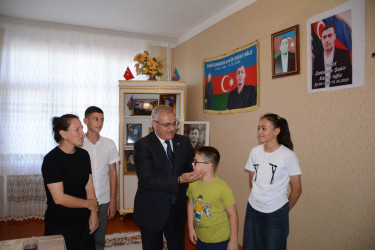 Tərtər Rayon İcra Hakimiyyətinin başçısı 27 Sentyabr – Anım Günü ilə əlaqədar Vətən müharibəsinin mülki şəhidi Şakir Zamanovun ailəsini ziyarət edib