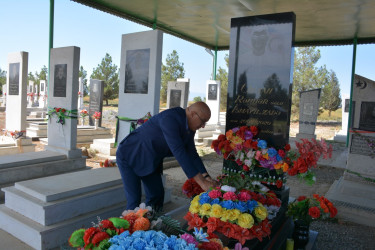 İcra başçısı şəhid anası ilə birlikdə mülki şəhidlərin məzarını ziyarət edib