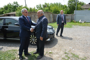 Rayon rəhbəri şəhid Elşən Əlizadənin  anası Sahibə Əliyevanı 60 illik yubileyi münasibəti ilə təbrik edib