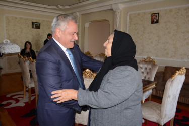 İcra başçısı şəhid anası Göhər Xudabəndəyevanı 75 illik yubileyi münasibəti ilə təbrik edib