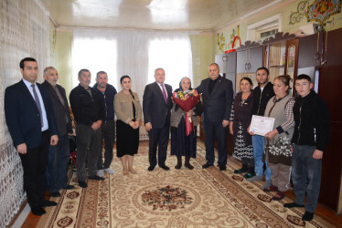 İcra başçısı şəhidin həyat yoldaşı Şirin İsmayılovanı 80 illik yubileyi münasibəti ilə təbrik edib