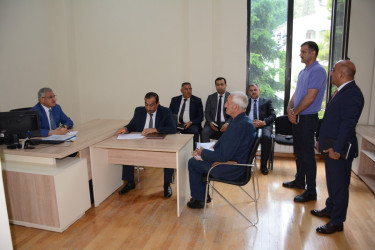 Rayon rəhbəri vətəndaş müraciətlərini dinləyib
