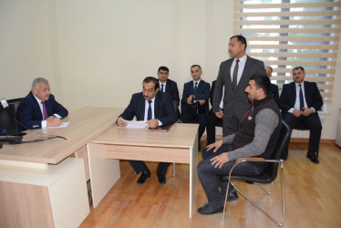 Rayon rəhbəri vətəndaş müraciətlərini dinləyib