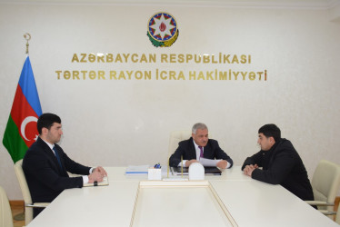 Rayon rəhbəri vətəndaş müraciətlərini dinləyib