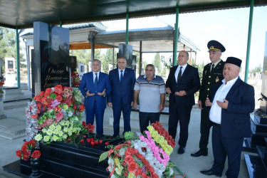 İcra başçısı 27 sentyabr “Anım Günü” ilə əlaqədar Kəbirli kəndində Vətən Müharibəsi zamanı şəhid olmuş mülki vətəndaş İsmayılzadə Orxan Rəhbər oğlunun məzarını ziyarət edib