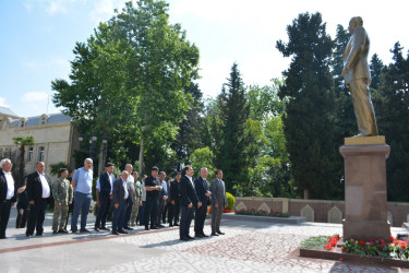 Ağdərə Su Meliorasiya Sistemləri İstismarı İdarəsinin işçiləri Tərtərdə Ulu Öndər Heydər Əliyevin abidəsini ziyarət ediblər