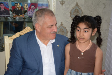 İcra başçısı şəhid anası Sevil Abbasovanı 60 illik yubileyi münasibəti ilə təbrik edib