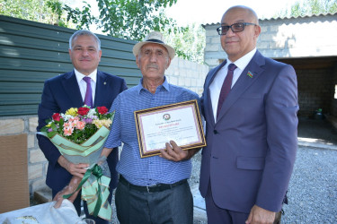 Rayon rəhbəri Milli Məclisin deputatı ilə birlikdə şəhid atası 85 yaşlı İsmayıl Hüseynovu yubleyi münasibəti ilə ziyarət edib