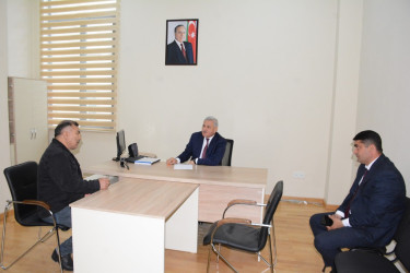 Rayon rəhbəri vətəndaş müraciətlərini dinləyib