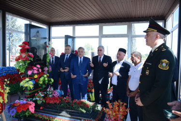 İcra başçısı 27 sentyabr “Anım Günü” ilə əlaqədar Qaradağlı kəndində Vətən Müharibəsi şəhidi Məmmədli Sənan Səlim oğlunun məzarını ziyarət edib