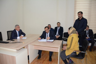 Rayon rəhbəri vətəndaş müraciətlərini dinləyib