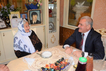 İcra başçısı şəhid anası Solmaz Cəfərovanı 85 illik yubileyi münasibəti ilə təbrik edib