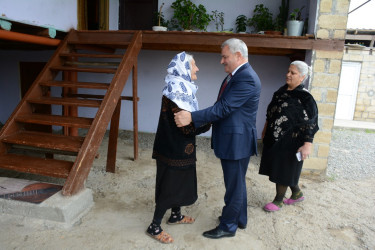 İcra başçısı şəhid anası Solmaz Cəfərovanı 85 illik yubileyi münasibəti ilə təbrik edib