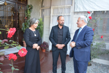 İcra başçısı şəhid atası Rövşən Məmmədovu 55 illik yubileyi münasibəti ilə təbrik edib