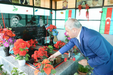 İcra başçısı 27 sentyabr “Anım Günü” ilə əlaqədar Poladlı kəndində Vətən Müharibəsi zamanı şəhid olmuş mülki vətəndaşlar Abbasov Xaliq və Abbasov Elşən qardaşlarının   məzarını ziyarət edib