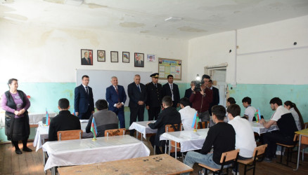 Rayon rəhbəri Cəmilli kənd tam orta məktəbində mövcud şəraitlə tanış olub