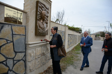 Rayon rəhbəri 27 sentyabr-Anım Gününün beşinci ildönümü ilə əlaqədar 3-cü dərəcəli “Vətənə xidmətə görə” ordenli şəhid Emin Abbaszadənin ailə üzvləri ilə birlikdə onun adını daşıyan küçədə aparılan əsaslı təmir işləri ilə tanış olublar