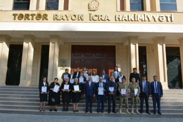 İcra başçısı  “Heydər Əliyev ili” çərçivəsində şəhid valideynləri olan müəllimlərlə birlikdə qazi,  “Əməkdar müəllim” və “Tərəqqi” medallı təhsil işçilərini də qəbul edib