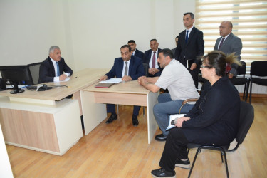Rayon rəhbəri vətəndaş müraciətlərini dinləyib