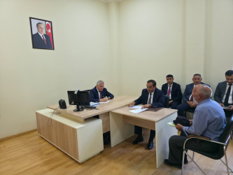 Rayon rəhbəri vətəndaş müraciətlərini dinləyib