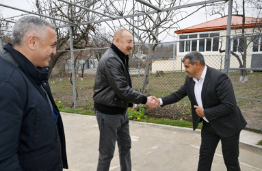 İlham Əliyev Ağdərə rayonunun Aşağı Oratağ kəndində görülmüş işlərlə tanış olub