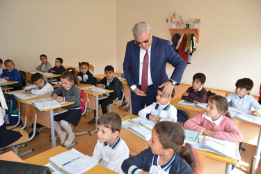 Rayon rəhbəri Evoğlu kənd tam orta məktəbində mövcud şəraitlə tanış olub