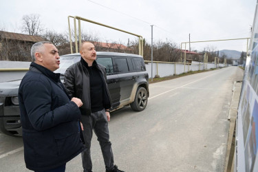 İlham Əliyev Ağdərə rayonunun Aşağı Oratağ kəndində görülmüş işlərlə tanış olub