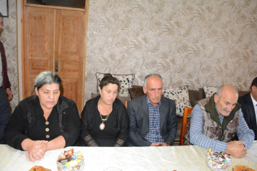 Rayon rəhbəri “Konstitusiya və Suverenlik İli” çərçivəsində Hüsənli kəndindən olan şəhid ailələri ilə görüş keçirib