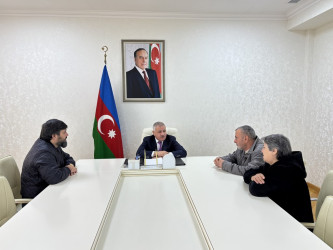 Rayon rəhbəri vətəndaş müraciətlərini dinləyib