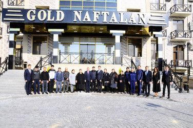 Rayon rəhbəri “Gold Naftalan” Müalicə Mərkəzində müalicə alan, istirahət edən şəhid ailələri və qazilərlə görüşüb